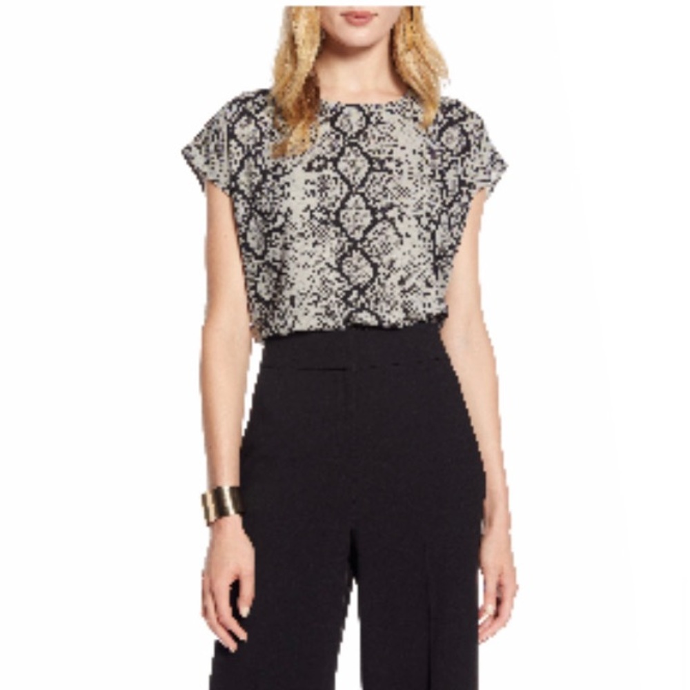Halogen Cap sleeve blouse. Grey snake print